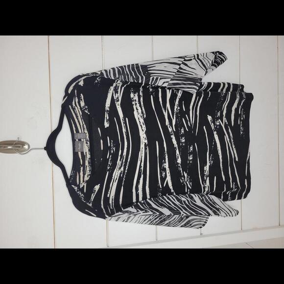 Travelers by Chico's size 1 (size 8) black & white printed stretchy top - Picture 1 of 5